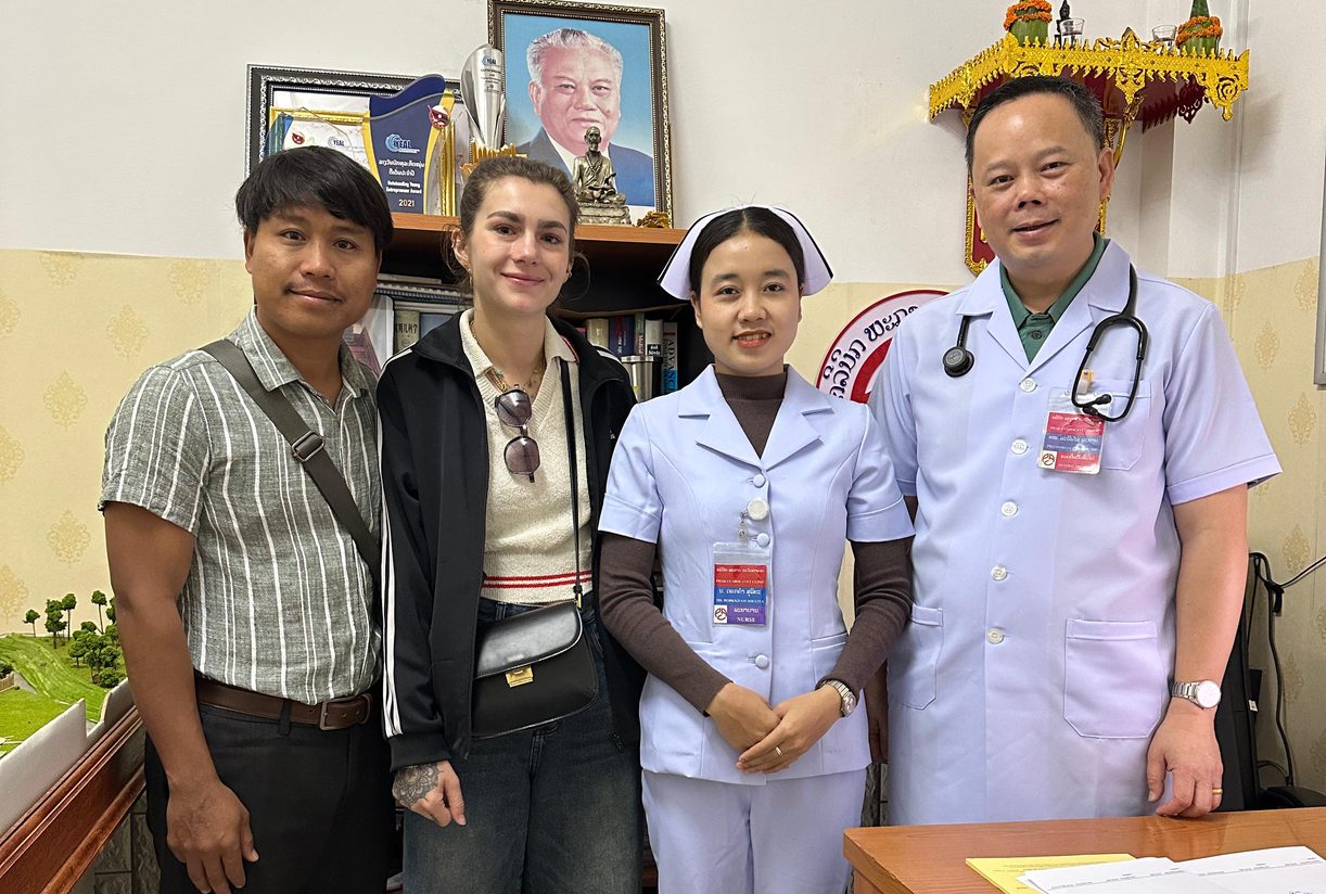 Dokkham en tenue d’infirmière à la clinique