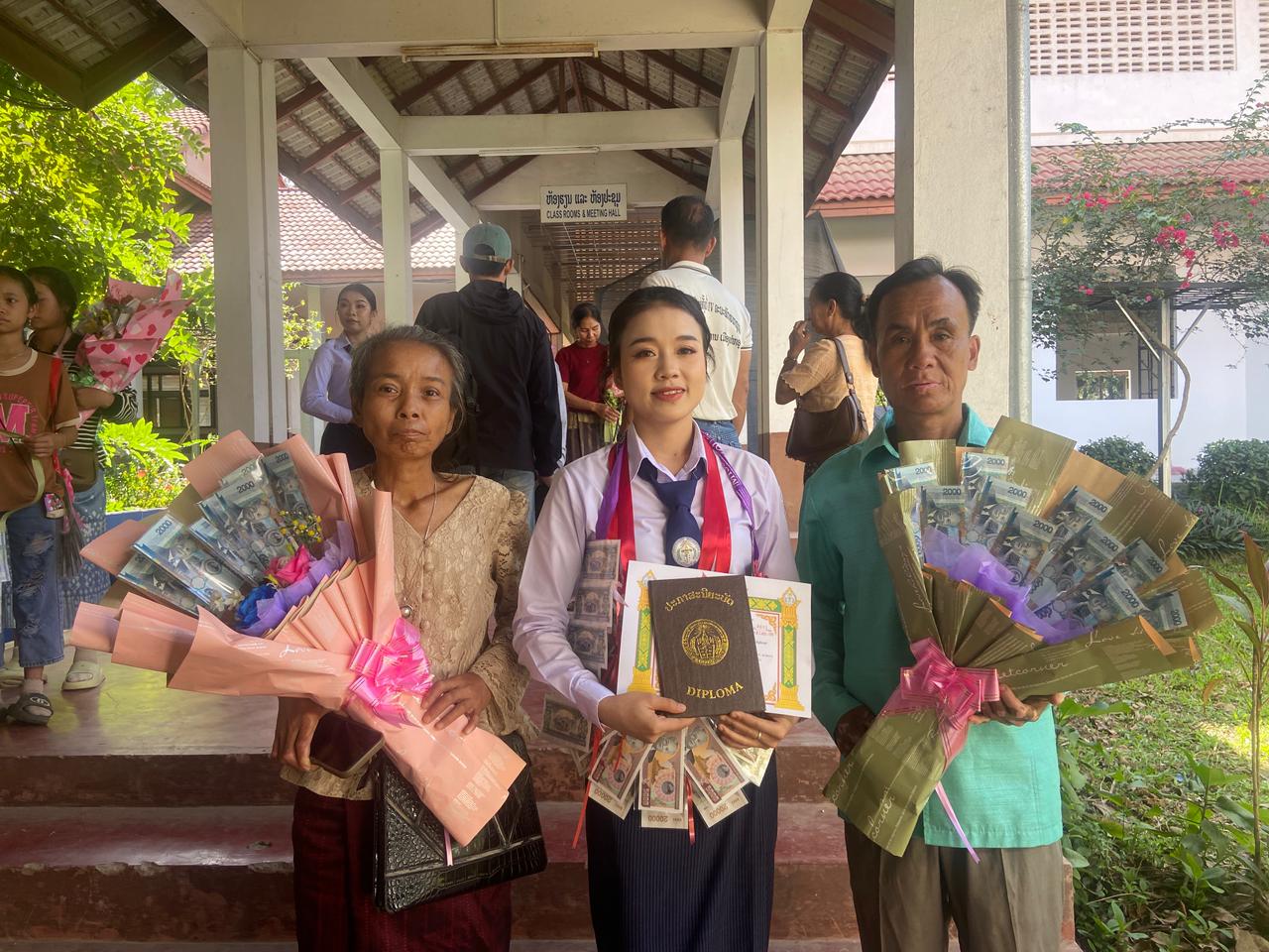 Dokkham entourée des siens le jour de sa remise de diplôme
