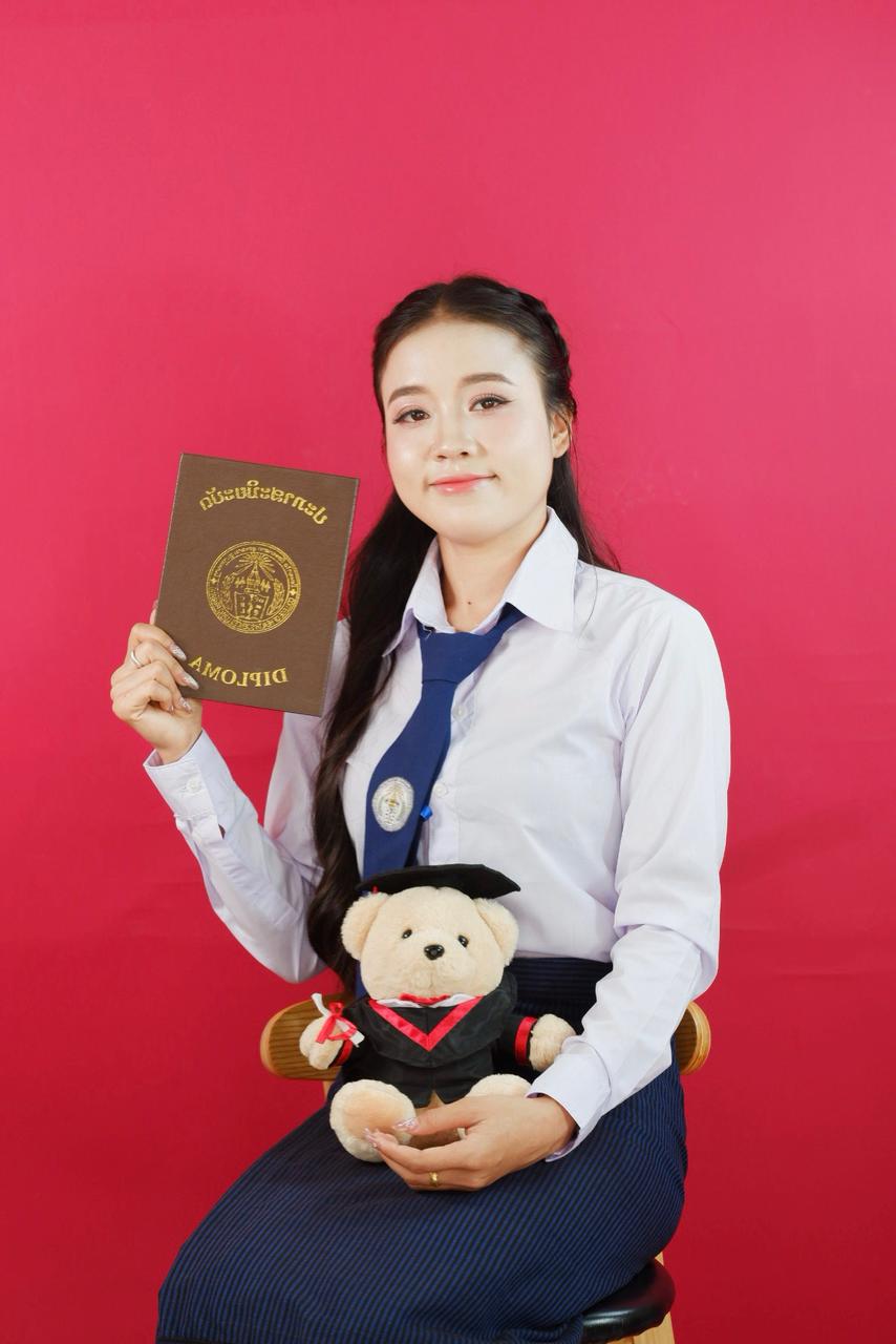Dokkham tenant son diplôme