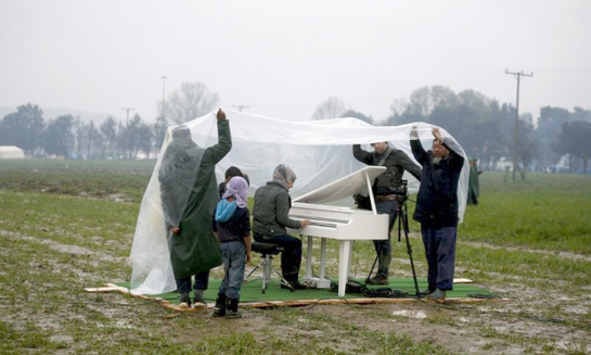 سورية تعزف البيانو على الحدود اليونانية - المقدونية