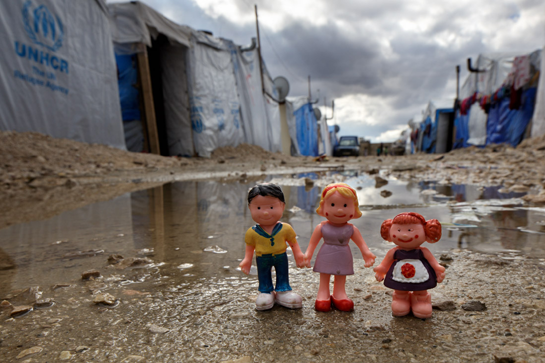 ألعاب الحرب: مشروع تصوير فوتوغرافيّ لمساعدة الأطفال على الشفاء من أثر الصدمات والنزاعات