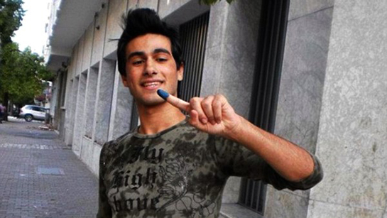 الشاب يوهاف حطاب بعد أن أدلى بصوته. صورة من صفحته في فيسبوك الشاب يوهاف حطاب بعد أن أدلى بصوته. صورة من صفحته في فيسبوك