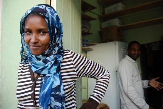 فتاة مهاجرة داخل مركز