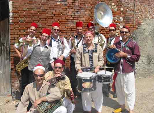 Fanfaraï: Beyond differences and convictions