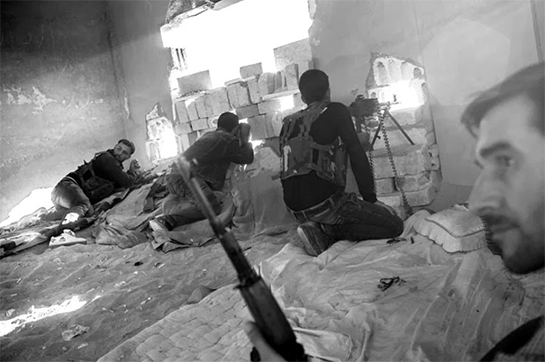 //YPG men at the front line in Ra's al-'Ayn. Photo by Younes Mohammad.