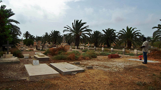 //A prayer before the tomb where a dozen migrants rest. (Photo by Sana Sbouai).