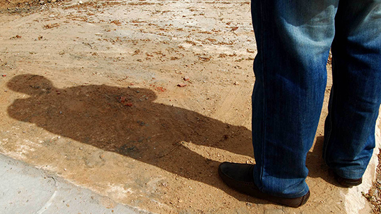 //A prayer before the tomb where a dozen migrants rest. (Photo by Sana Sbouai).