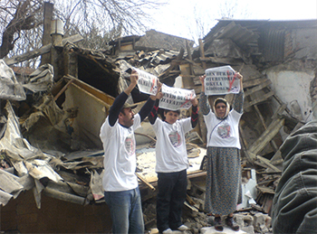 //People evicted protesting the destruction