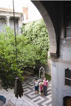 De Pierre et de lumière, de terre et de vent…. architecture du passé, architecture dépassée?