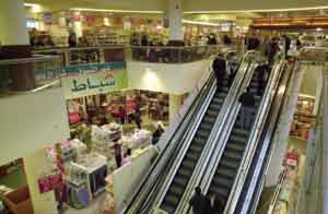 L'Hypermarché tue les petits commerces et séduit les citadins