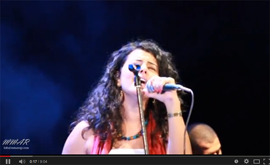 //Dina al-Wedidi jouant à la Bibliothèque d'Alexandrie