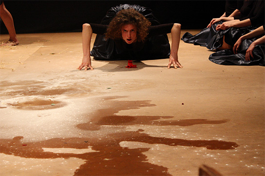 //Lecce, Teatro Astragali, 5 mai 2013. Camille Thomas est Arachné.