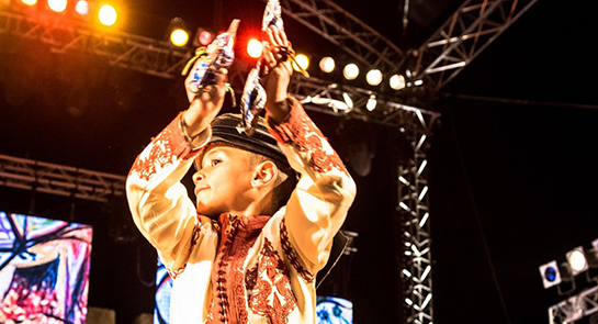 //L’enfant le plus célèbre de cette édition entrechoquant ses qraqeb pendant le concert de Mâalem Mohamed Kouyou et Jeff Ballard Trio. MOHAMED DRISSI KAMILI / LE DESK