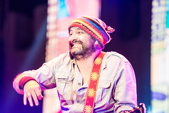 //Réda Allali en mode farceur pendant le concert de Hoba Hoba Spirit. MOHAMED DRISSI KAMILI / LE DESK