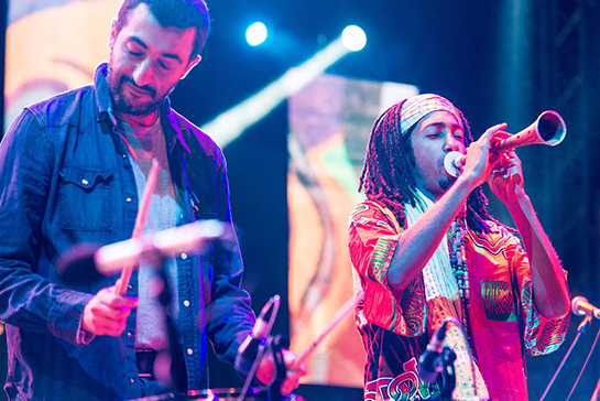 //Mehdi Nassouli au neffar et Anouar Zehouani aux percussions. MOHAMED DRISSI KAMILI / LE DESK