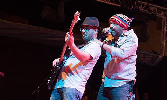 //Saad Bouidi, le bassiste de Hoba Hoba Spirit, dérangé en pleine performance par Réda Allali. MOHAMED DRISSI KAMILI / LEDESK