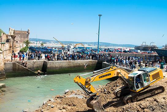 //La beauté de la Sqala est momentanément gâchée par la présence de pelles hydroliques sur le chantier avoisinant. MOHAMED DRISSI KAMILI / LE DESK