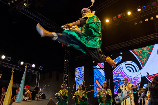 //Un des membres de la troupe de Mâalem Abdeslam Alikane effectuant un saut impossible. DAVID RODRIGUES / LE DESK