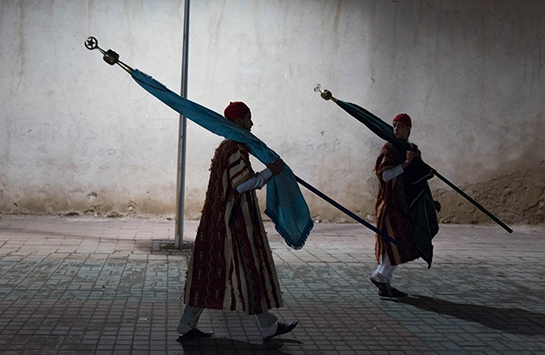 //Les porteurs de drapeaux, qui cadraient la scène Moulay Hassan, pendant le concert de Mâalem Abdeslam Alikane et Songhoy Blues, quittent tranquillement le brouhaha du festival direction la médina.DAVID RODRIGUES / LE DESK