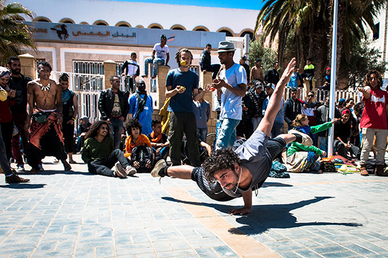 //Un capoéristes dansant sur la place Moulay Hassan. MOHAMED DRISSI KAMILI / LE DESK