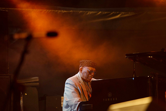 //Randy Weston au piano. DAVID RODRIGUES / LE DESK