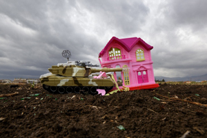 War-Toys : un projet photographique pour dépasser les traumatismes de guerre | Brian McCarty, War-Toys, Myra Saad, Plaine de la Bekaa