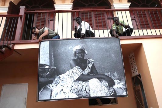 //il y eut l'installation de l'exposition (photo, film) à Saint-Louis Finances