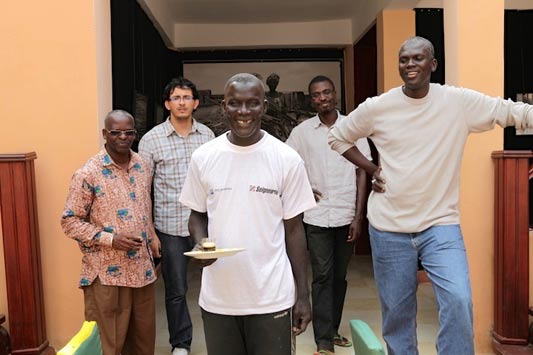 //la présence de mon grand ami Boubacar Cissé Fall (à droite) qui excella à la traduction simultanée wolof/français et vis versa  et de la belle équipe de Saint-Louis Finances Mohammed Hadj Sahraoui  et Doudou  de Dagara Dakin, commissaire de l'exposition bien sûr  