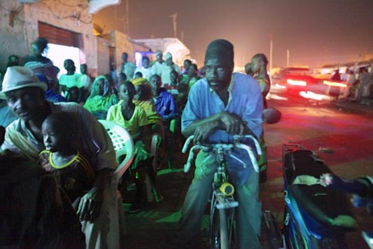 //ici avec notre ami Meïssa Fall, artiste Saint-Louisien (sur le vélo),  et Ndiawar Fall, acteur culturel de Guet Ndar (à gauche)
