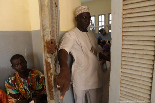 //ceci  grace à Arona Ndiaye, président de l'association des parents d'élèves de l'école Cheikh Touré, et du comité de gestion du dispensaire de Guet Ndar