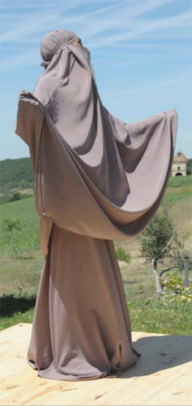 //Photo de la performance de Medhi-Georges Lahlou. L’artiste assume la même position extatique pendant 7 heures d’affilée et durant  3 jours (Installation «Salât ou autoportrait dirigé»  2011 Fiac).