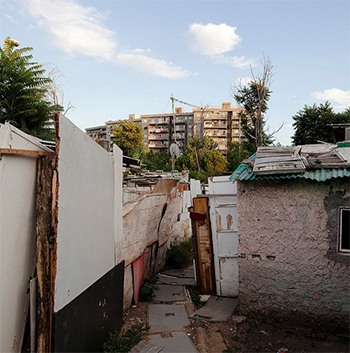 //Le bidonville de Ponte Mammolo, à Rome, où pendant environ dix ans ont vécu 250 Sud-Américains, Ukrainiens, Bengalis et Erythréens, jusqu’à leur expulsion exigée par la Mairie en mai 2015
