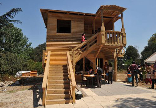 //La Sarovengo Ker, la maison de tous, auto-construite par le groupe StalkerLab avec les habitants du campement Casilino 900 en 2009.
