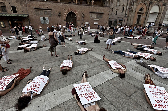 //Women lying on the square represent the victims of femicide in 2014.