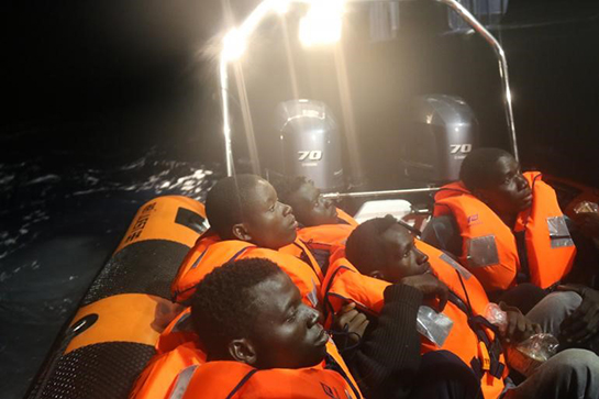 //Les rescapés sont transférés d'un bateau à l'autre. © Stefano Liberti
