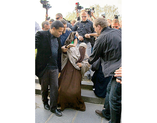 //Paris, 11 avril 2011: arrestation de Kenza Drider, qui protestait devant Notre-Dame contre la loi anti-niqab entrée en vigueur le même jour