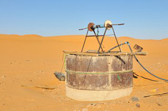 //Well in erg Chebbi, Morocco. - Walter Allgöwer, Prisma Bildagentur AG/Alamy Stock Photo, 15th May 2010. 