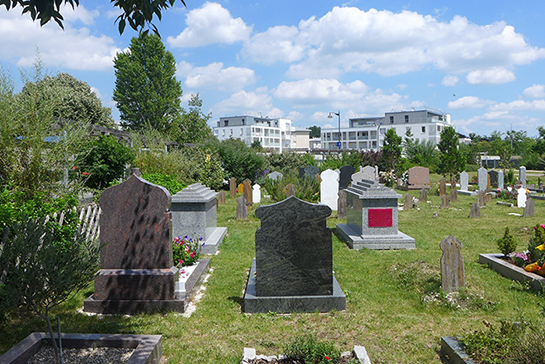 //Avec le temps les tombes sont de plus en plus stylisées. (Sana Sbouai)