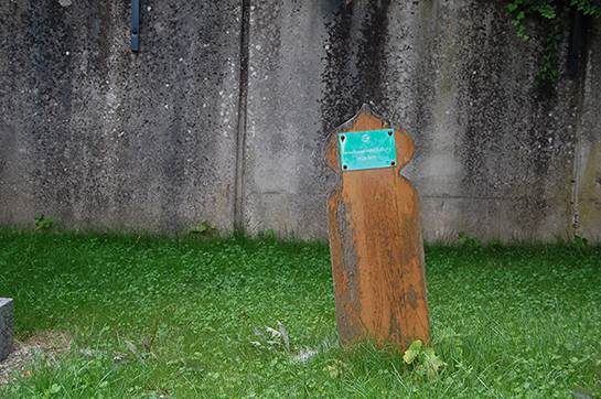//Une tombe traditionnelle dans le carré musulman du cimetière adjacent. (Sana Sbouai)