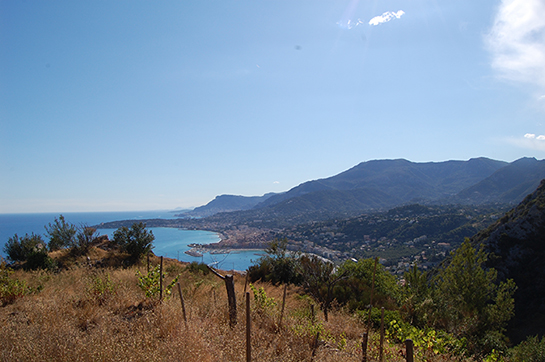 //Depuis les côtes italiennes on aperçoit la France. (Sana Sbouai)