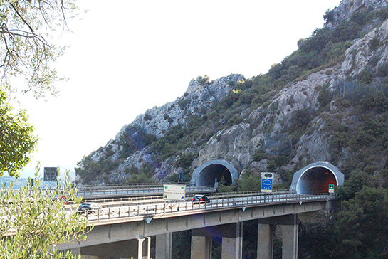 //Le pont autoroutier reliant l’Italie à la France. (Sana Sbouai)