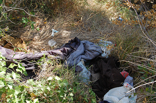 //Au fil de leur voyage les migrants se défont de certaines affaires. (Sana Sbouai)