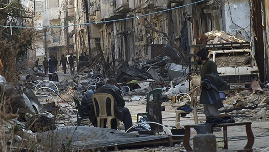 //Dans une rue de Homs - (REUTERS/Yazan Homsy)