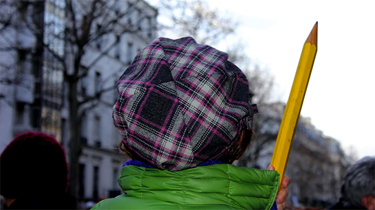 //Des crayons à papier ont été utilisés comme symbole dans la manifestation. Crédit image : Lilia Blaise