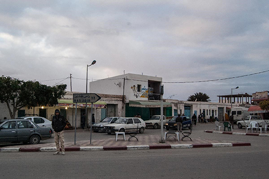 //Panneaux d’indication vers la frontière libyenne. Crédit image: Sana Sbouai