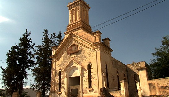 //Eglise en ruine à Gaafour avec une pancarte “la maison de la culture du peuple”. Image: Mohamed Haddad.