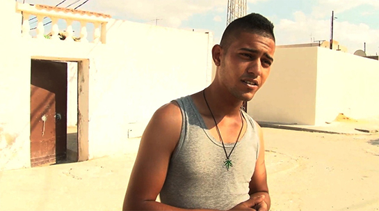 //Nadhir devant la maison où a grandi Seifeddine Rezgui. Image: Mohamed Haddad.