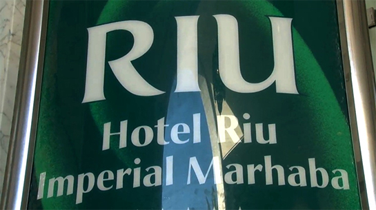 //Affiche de l’hôtel où a eu lieu l’attentat. Image : Mohamed Haddad.