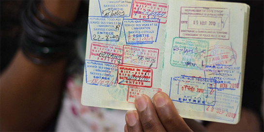 //Le passeport de Cléo, truffé de tampons d’entrées et de sorties, témoigne de son parcours chaotique. 