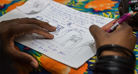 //Cléo termine l’esquisse d’une robe qu’elle compte réaliser prochainement. 